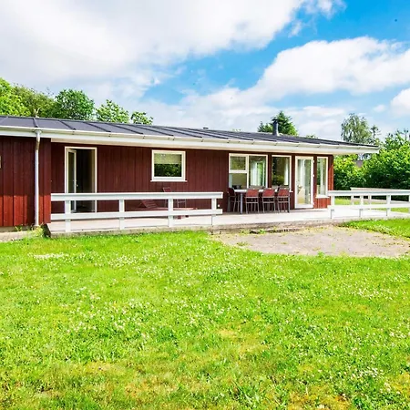 6 Person In Hovborg-by Traum